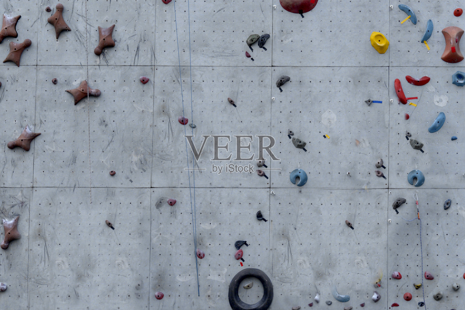 在人造墙壁上攀岩照片摄影图片