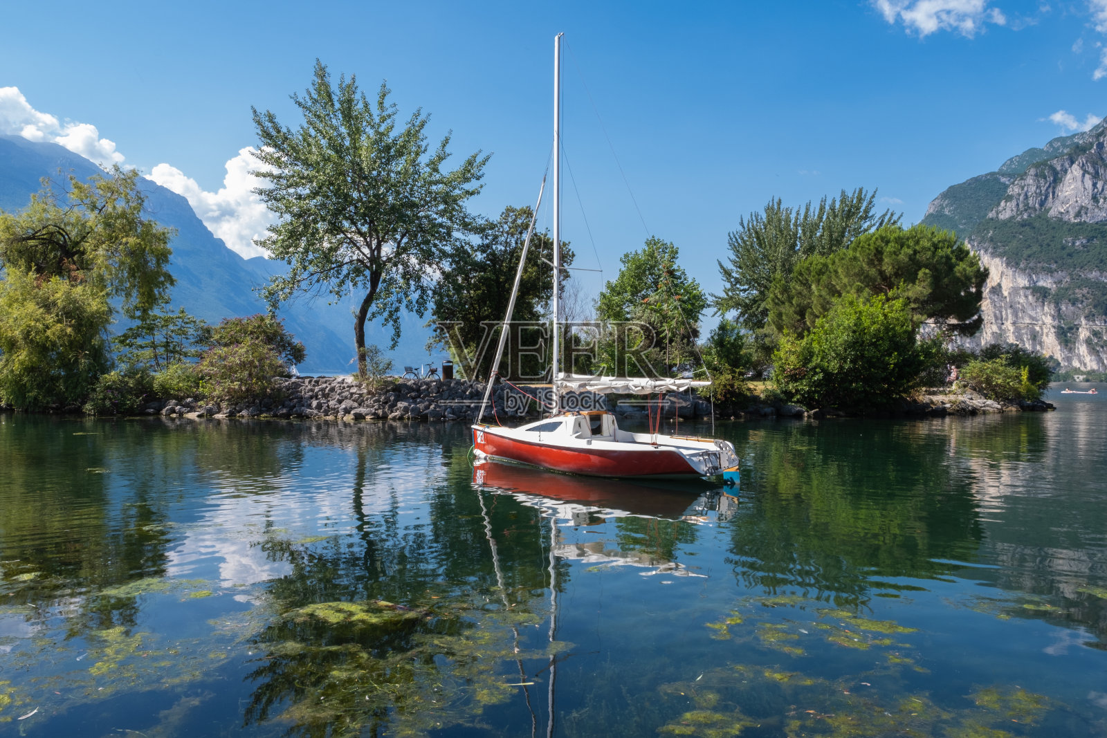里瓦德尔加尔达码头的帆船照片摄影图片