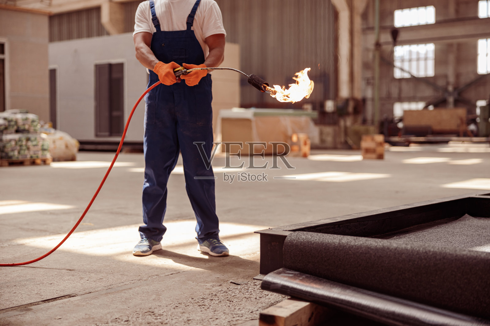 男建筑工人在施工现场使用煤气灶照片摄影图片