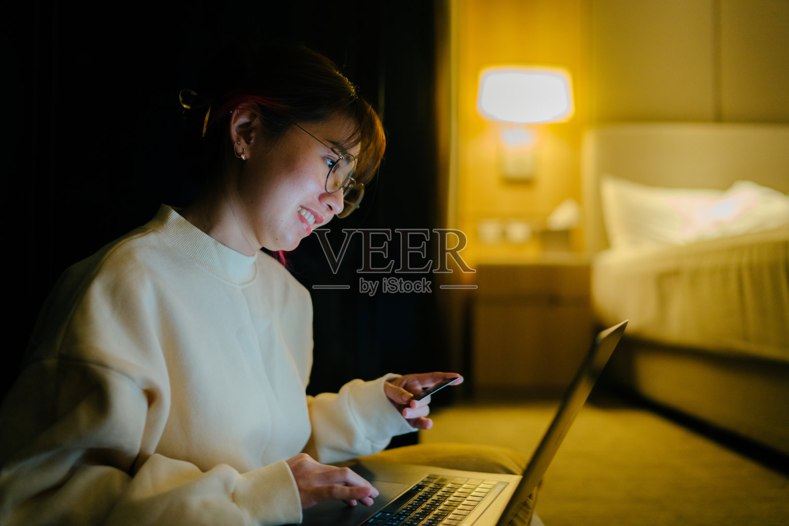 网上购物来缓解隔离期间的无聊照片摄影图片