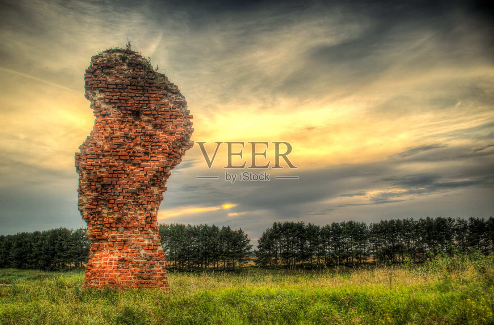 拉脱维亚皮尔坦的古城堡塔楼废墟照片摄影图片