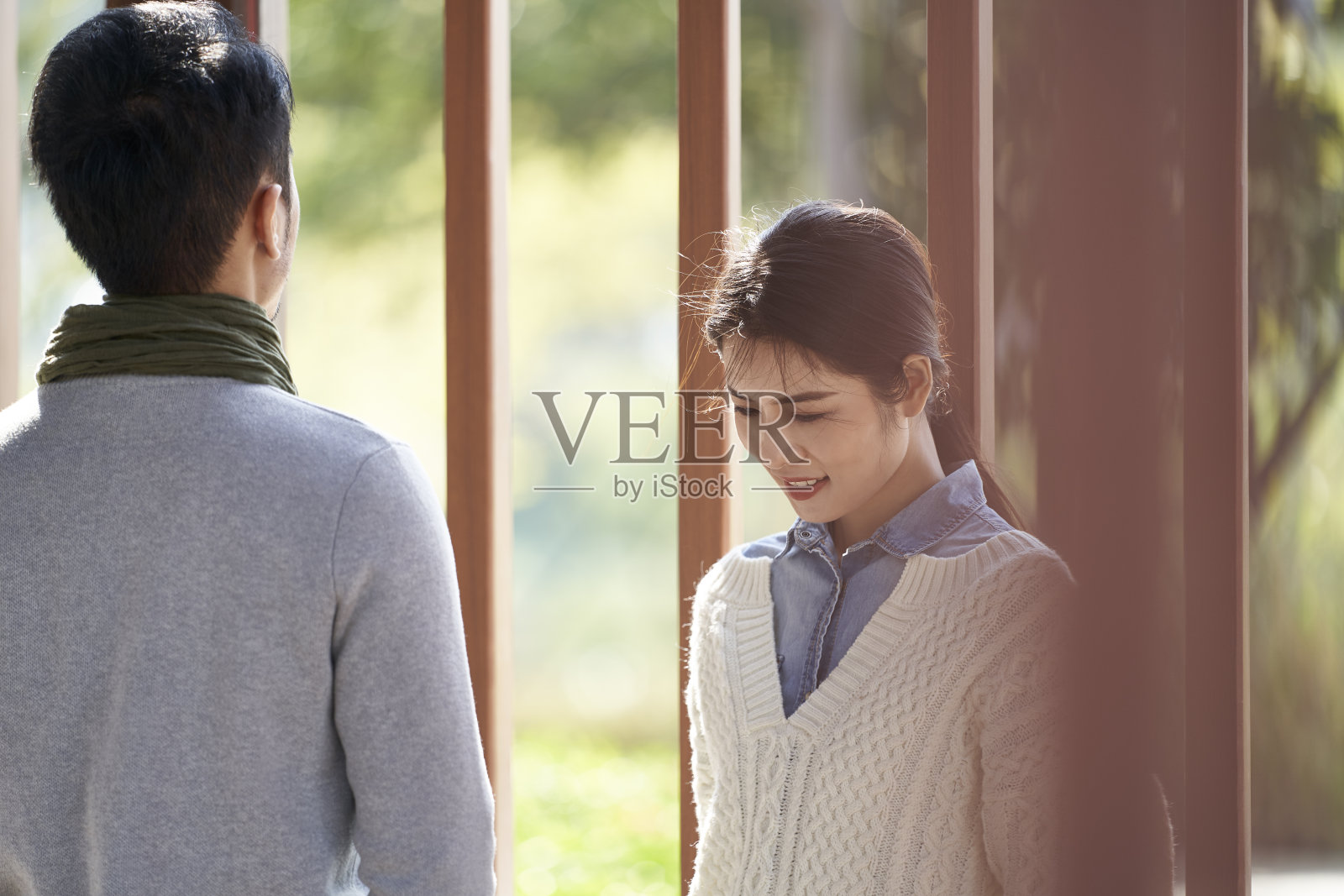 亚洲青年男女在公园里聊天照片摄影图片