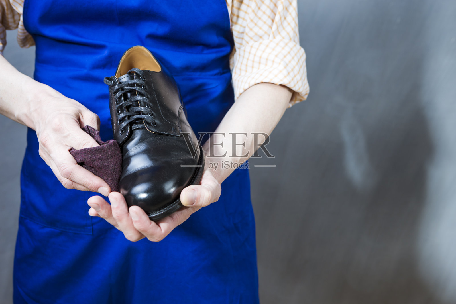 男鞋清洁布黑色皮革抛光德比鞋清洁。在车间工作。水平的形象定位照片摄影图片