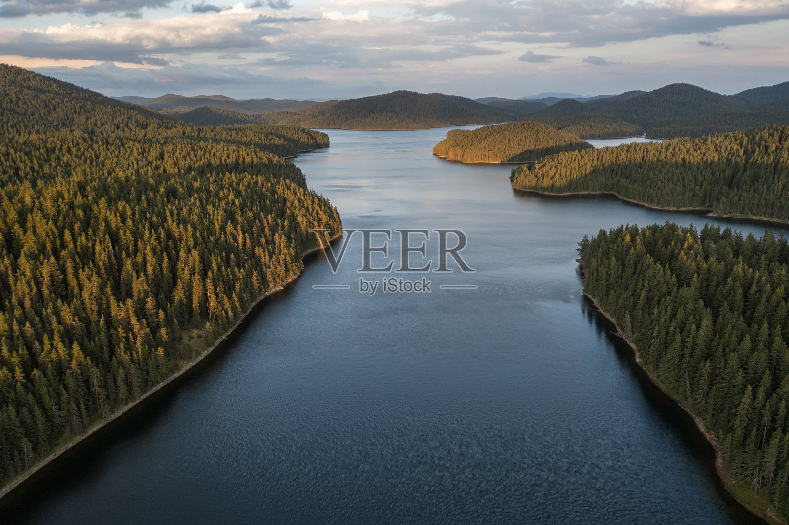 树与天之间的河流鸟瞰图照片摄影图片
