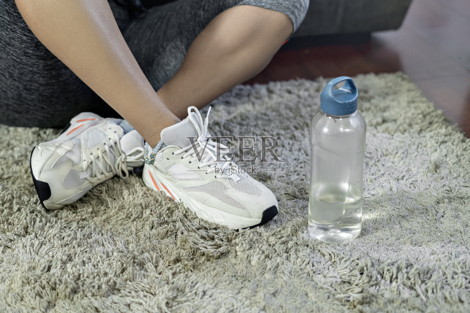 年轻女子的腿在剧烈运动后休息的剪裁照片照片摄影图片