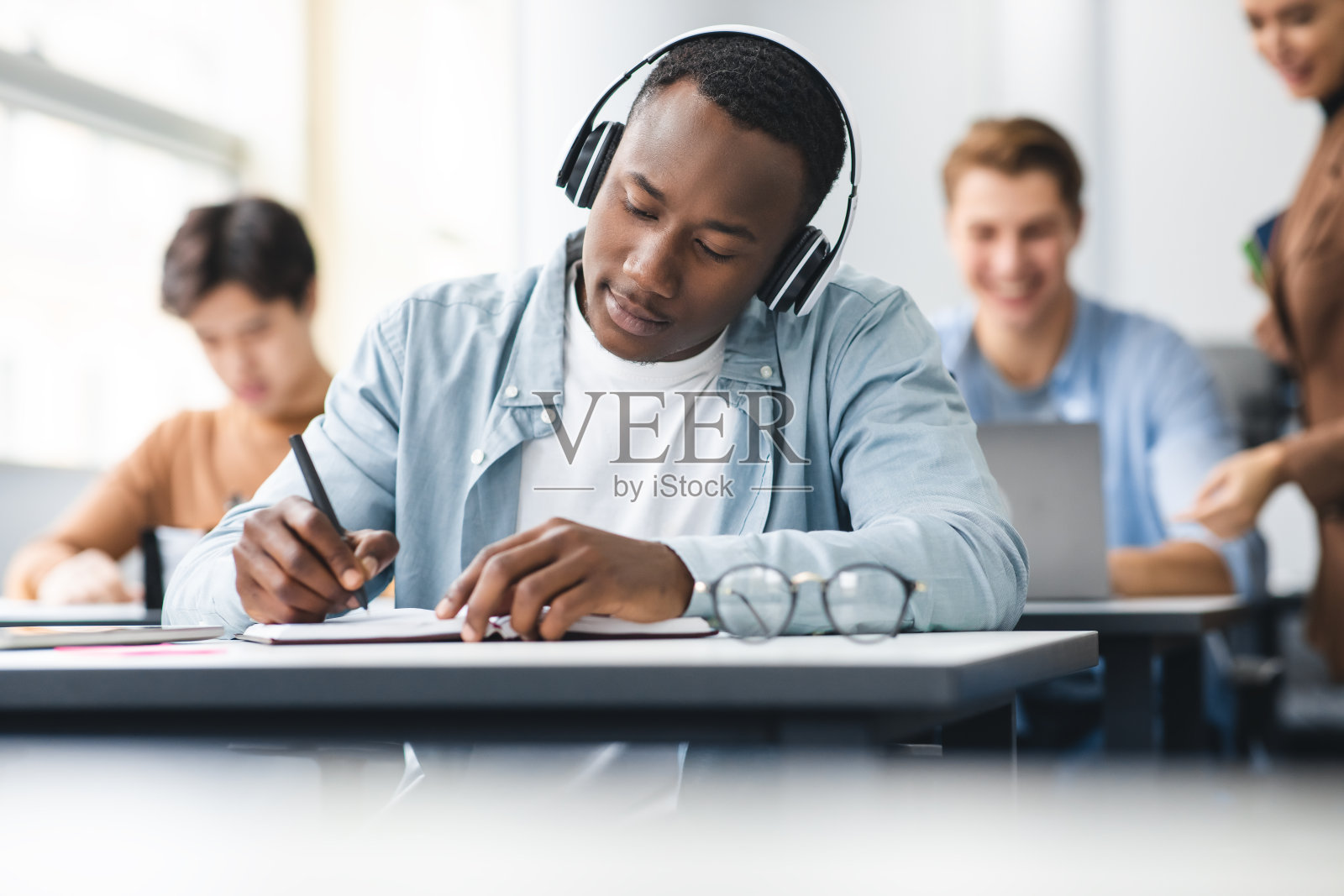 一名黑人坐在课桌前参加考试照片摄影图片