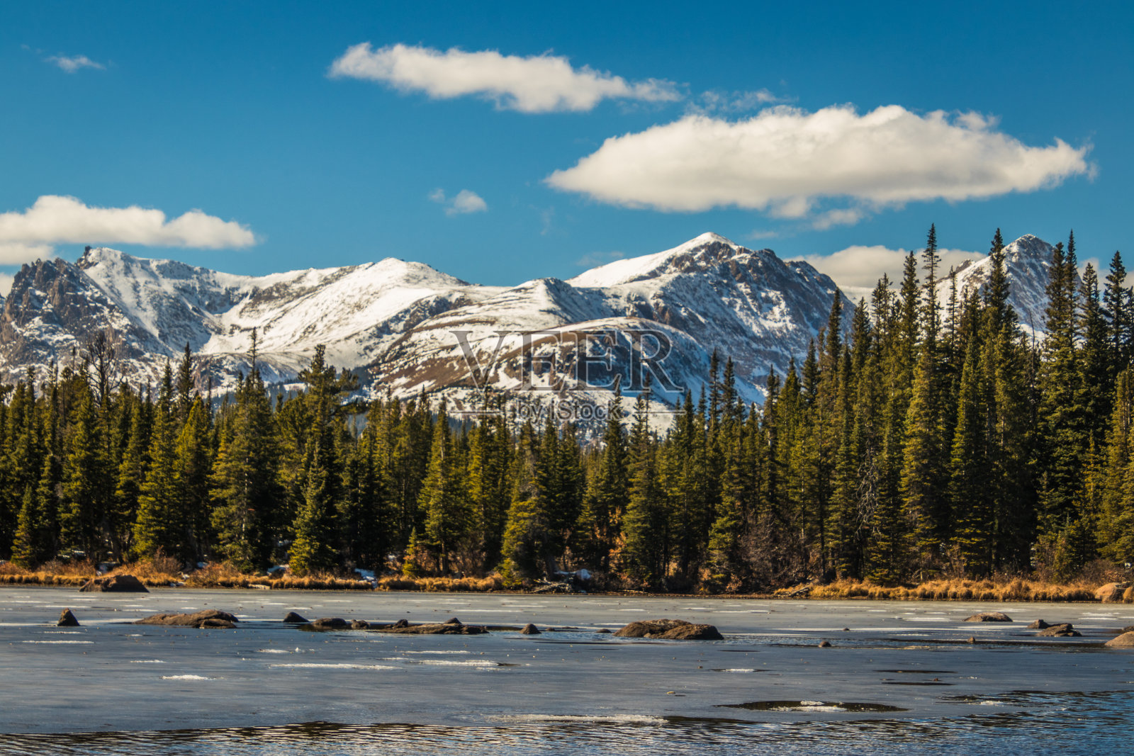 冬天，科罗拉多湖附近的雪山和松树照片摄影图片