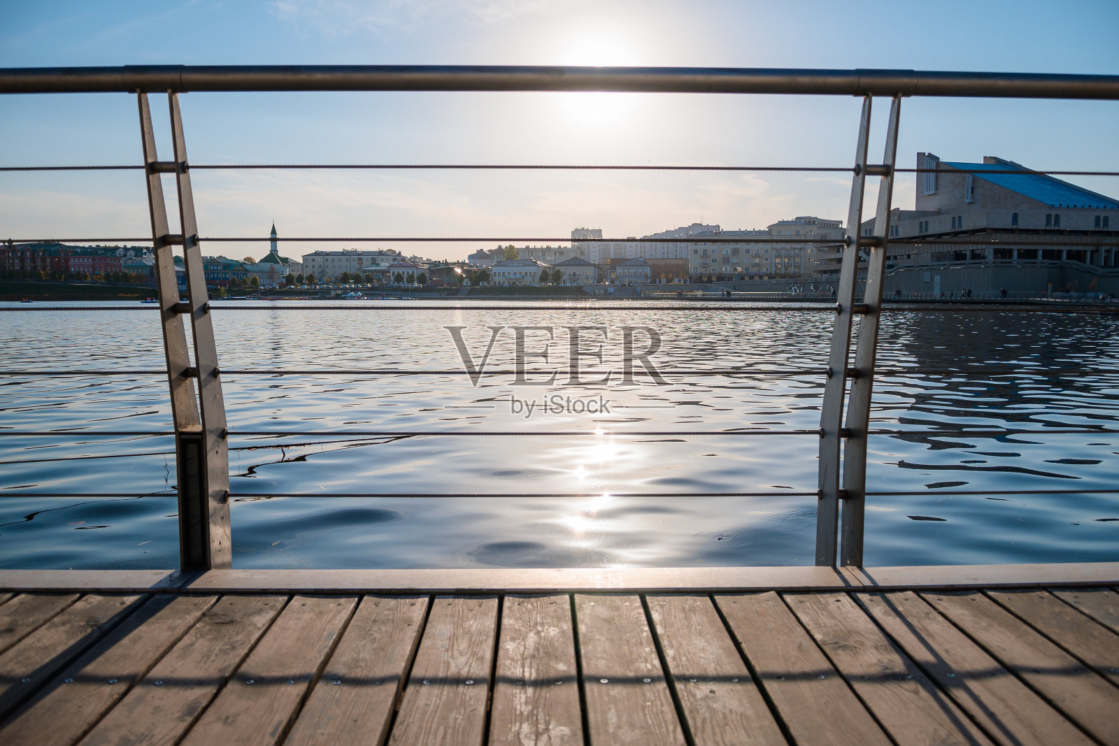 路堤的木地板和围栏照片摄影图片