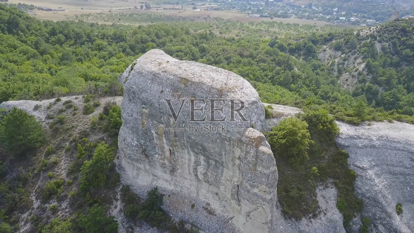 陡峭的悬崖。晴朗天空下陡峭的岩石山。一个山峰。照片摄影图片