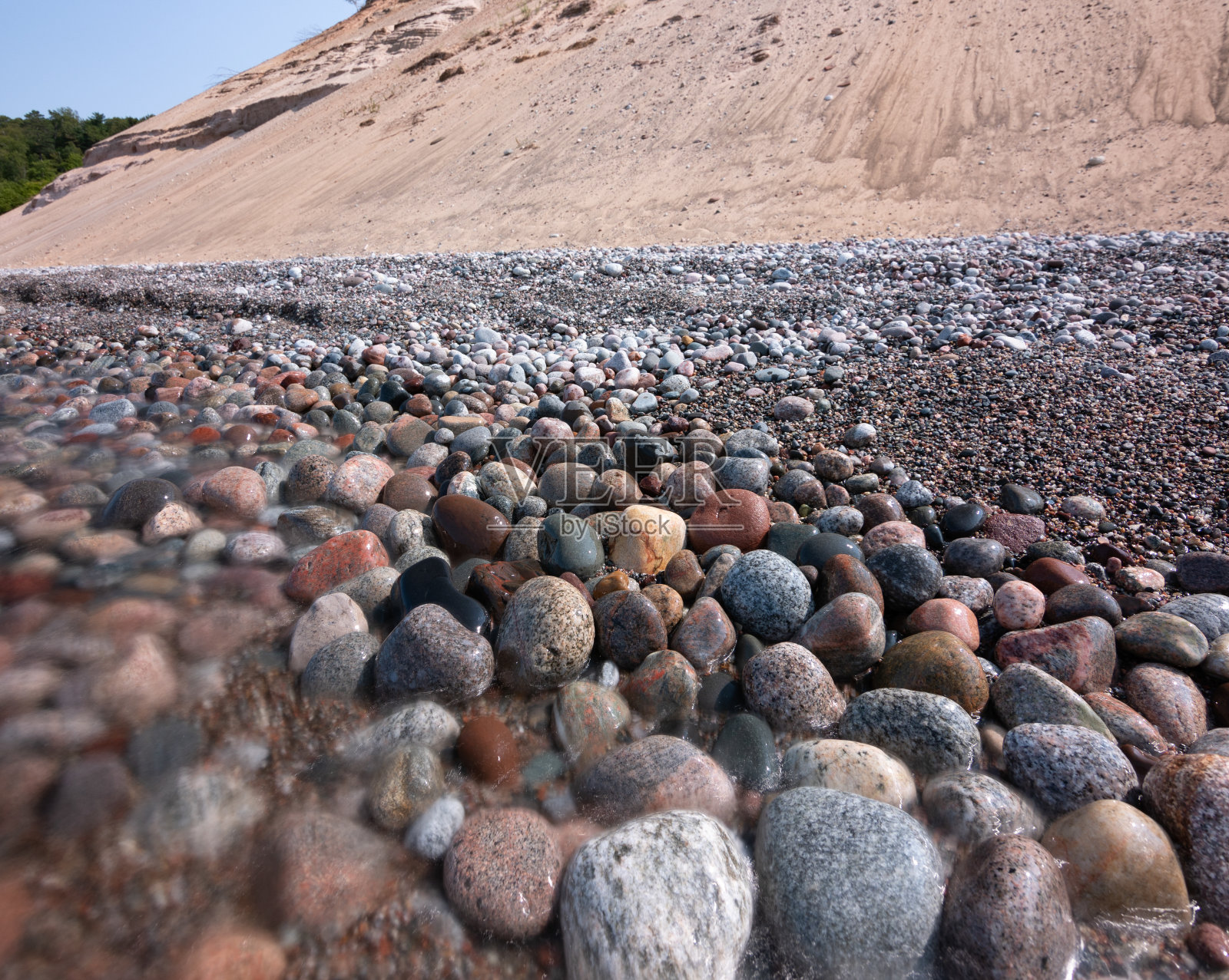 沿着苏必利尔湖的岩石海岸线照片摄影图片