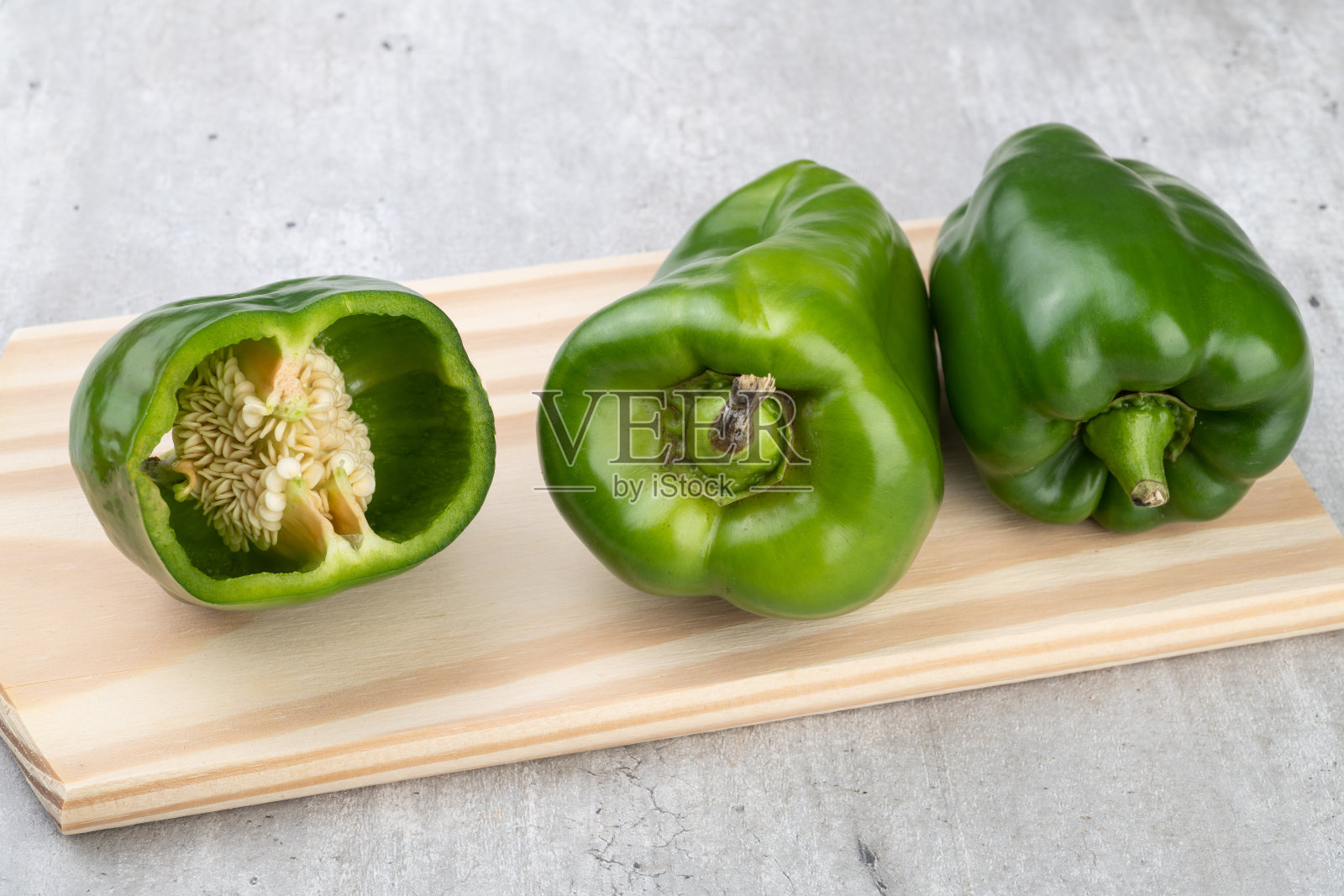 青椒和切菜在木板上照片摄影图片