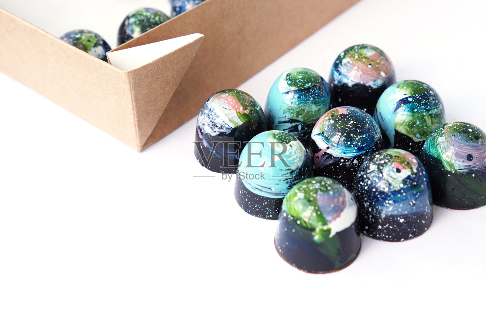 巧克力集蓝色和空间糖果设计。手工制作的照片摄影图片