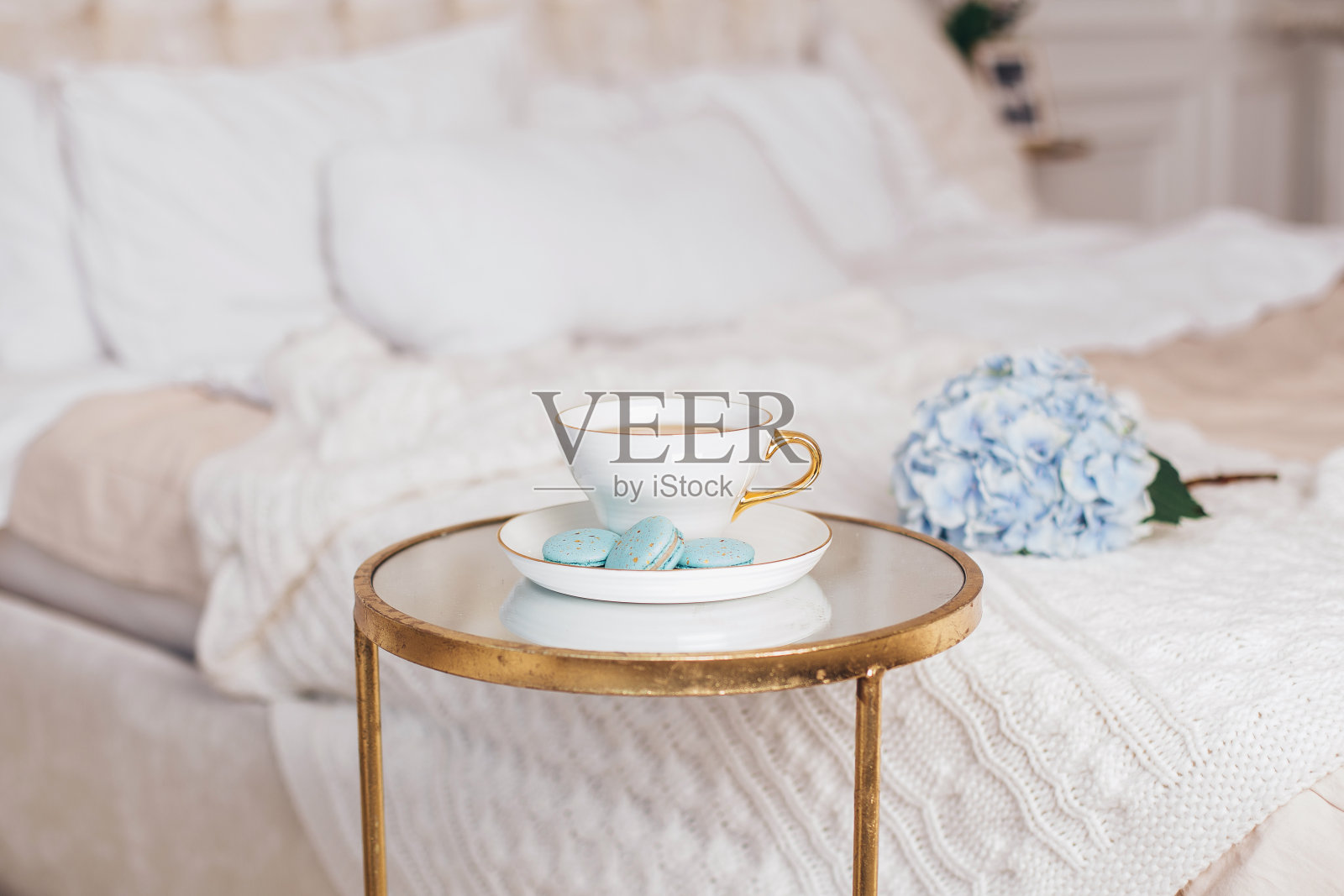 一杯茶，杏仁饼干和蓝色绣球花照片摄影图片