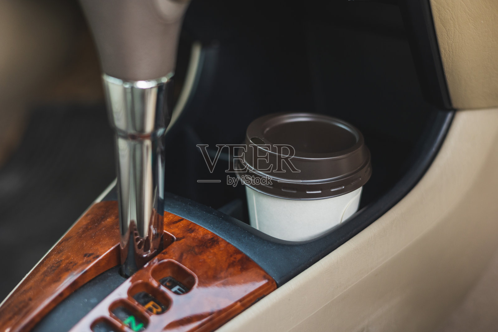 一杯热咖啡放在汽车控制台上。开车旅行时喝咖啡。照片摄影图片