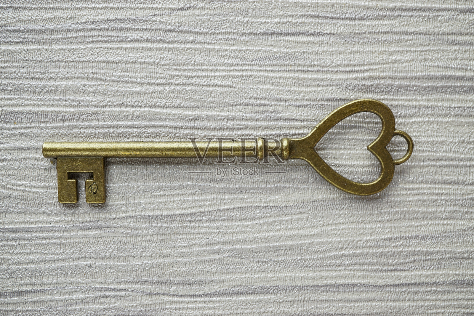 青铜钥匙手工制作的装饰钥匙形状的时钟和宝盒独特的设计和图案照片摄影图片