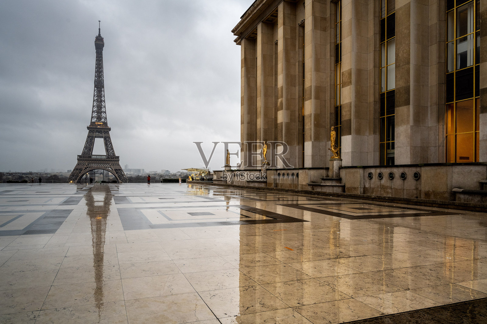 雨中的埃菲尔铁塔照片摄影图片