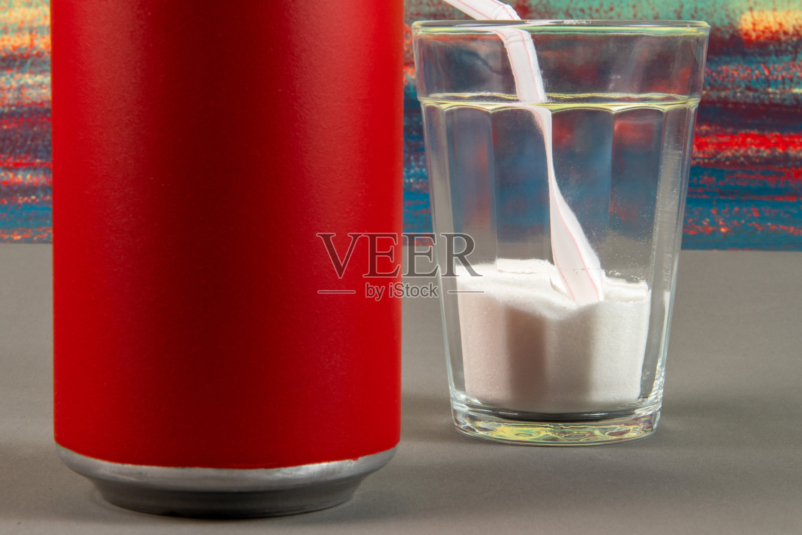 一罐苏打水里的糖照片摄影图片