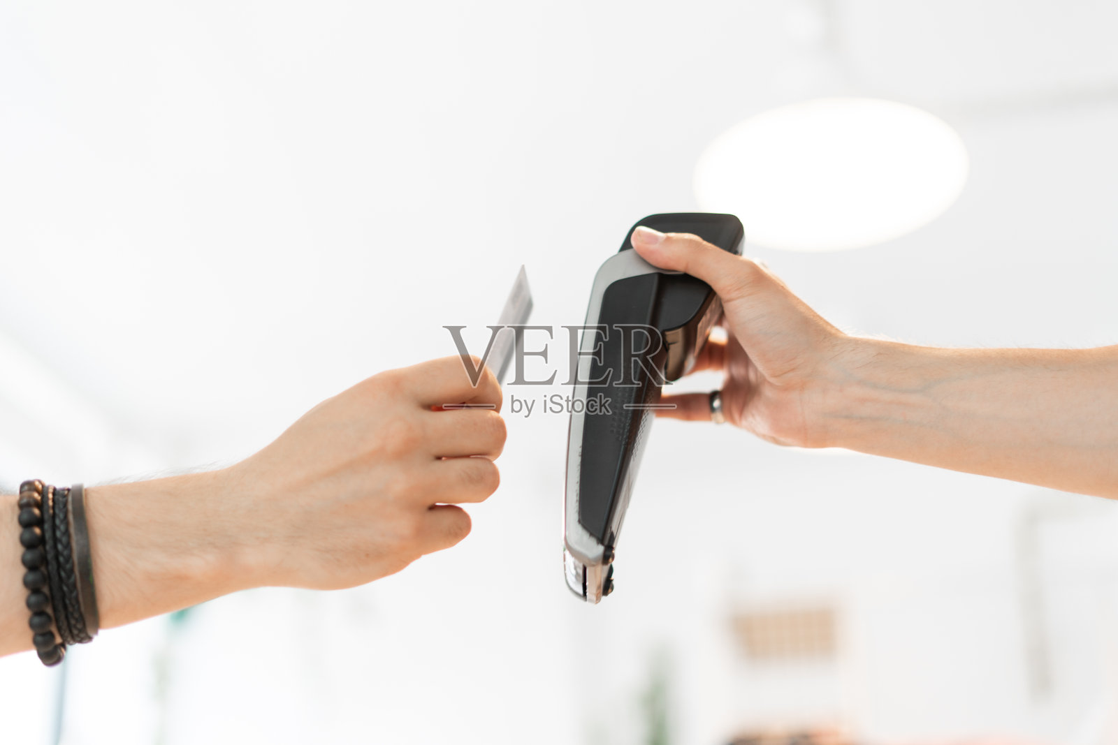 非接触式信用卡支付照片摄影图片