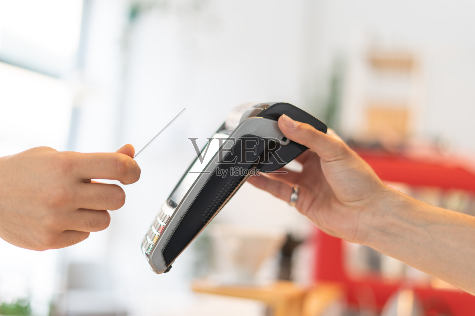 非接触式信用卡支付照片摄影图片