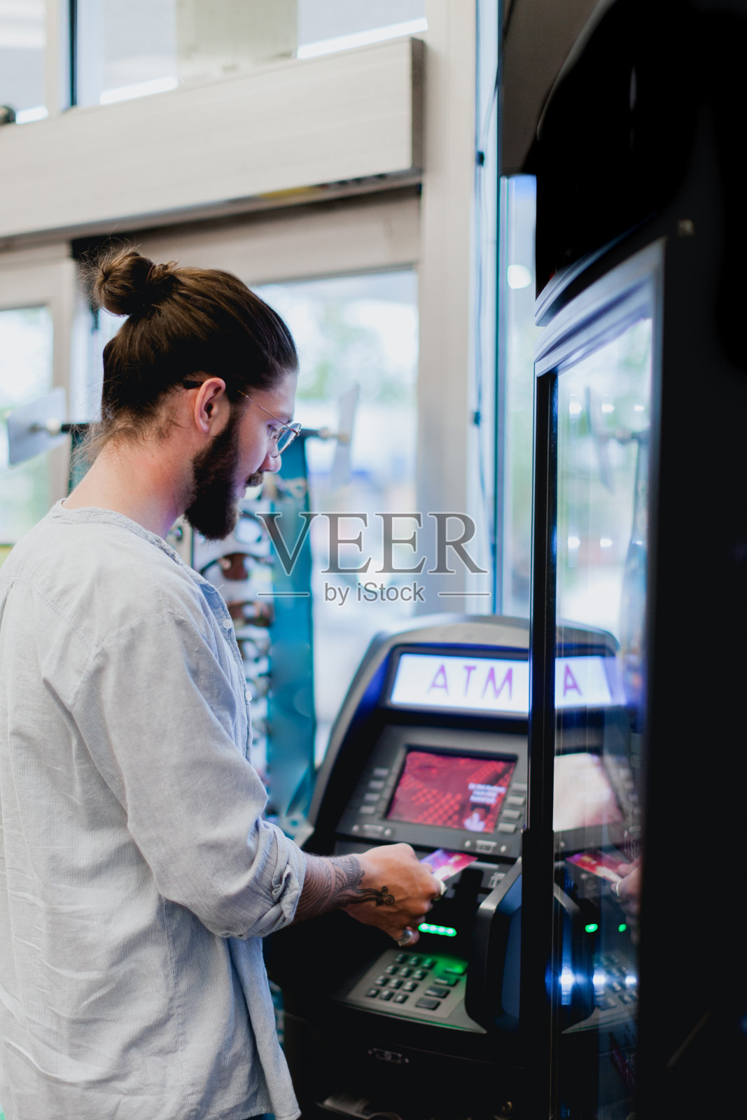 年轻人使用自动取款机照片摄影图片