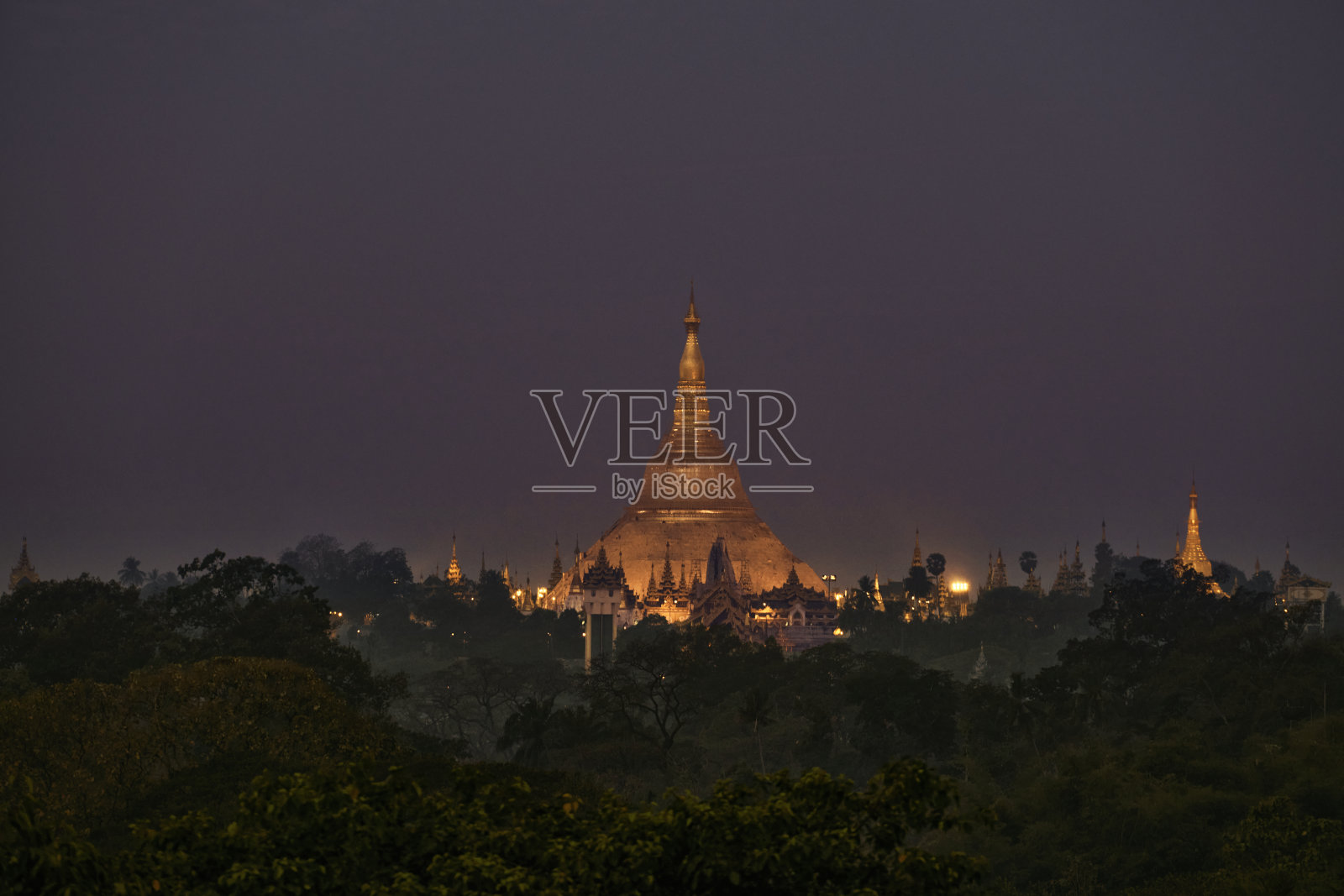 缅甸仰光，黎明前的大金塔照片摄影图片