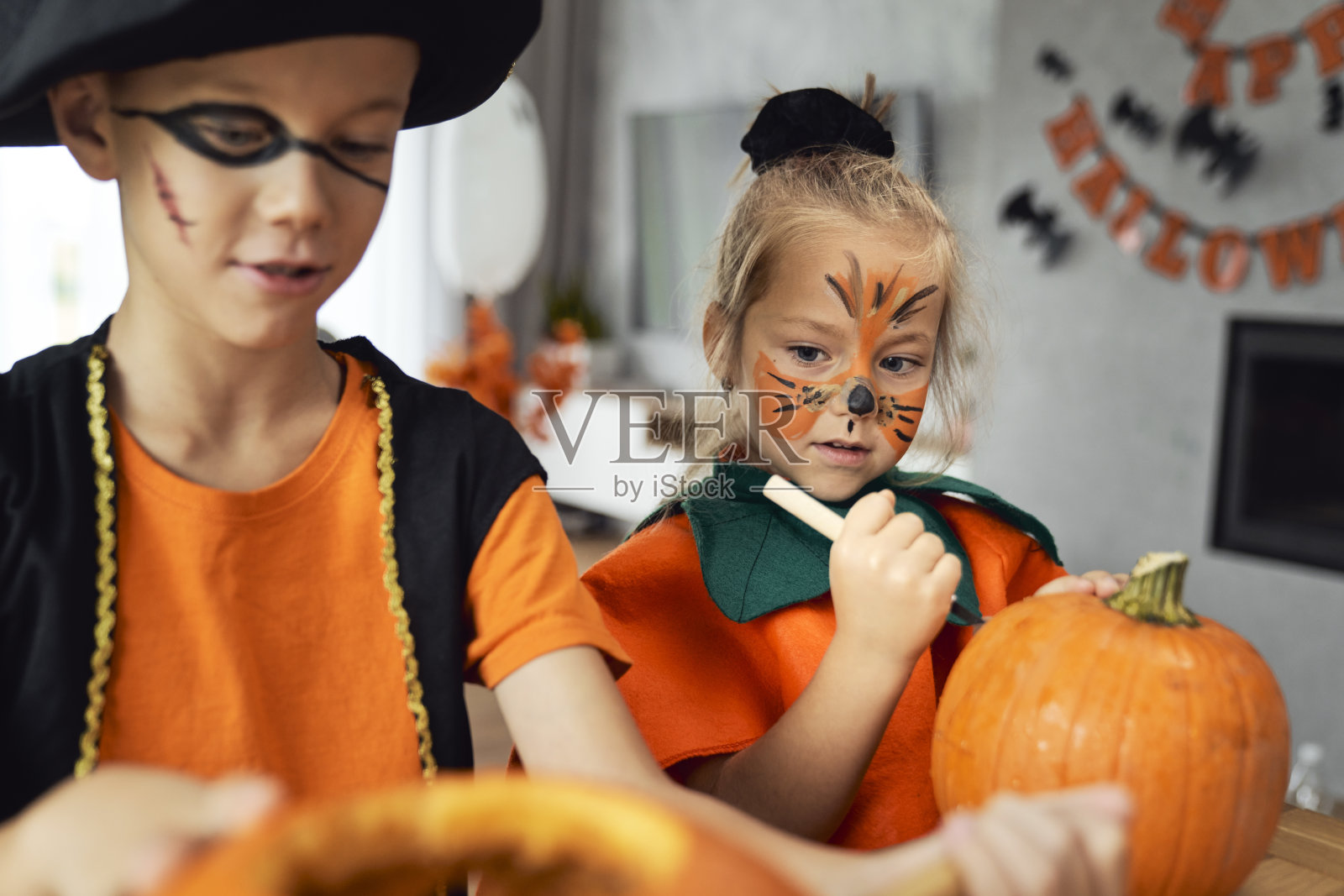 孩子们准备万圣节派对照片摄影图片