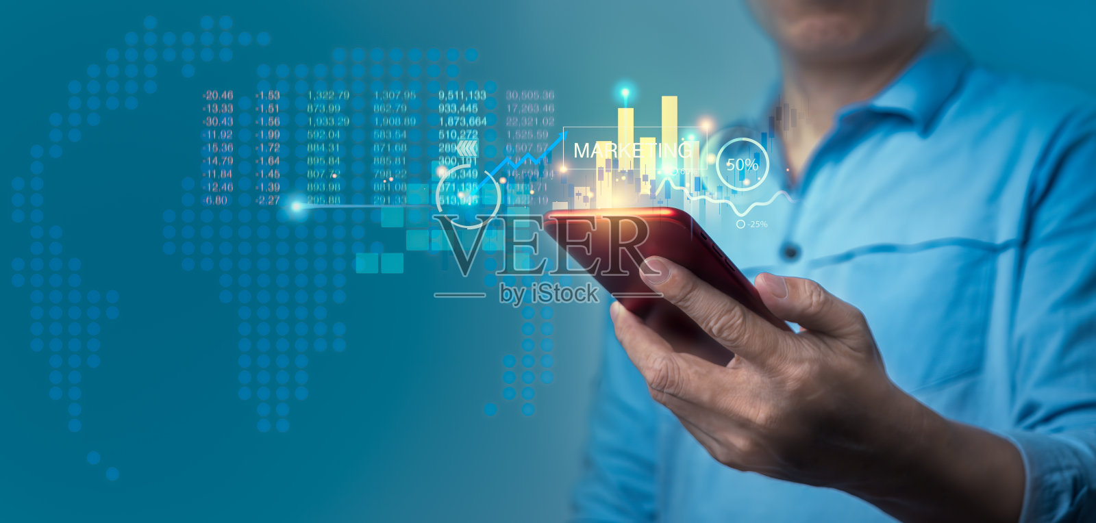 商人使用智能手机分析商业数据图表增长和分析手头的财务数据。商业计划和战略技术照片摄影图片