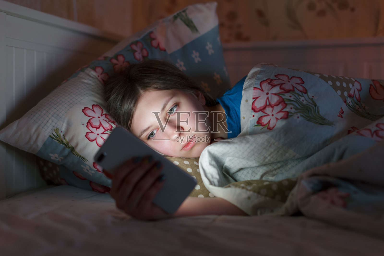 床上年轻女孩的室内特写照片摄影图片