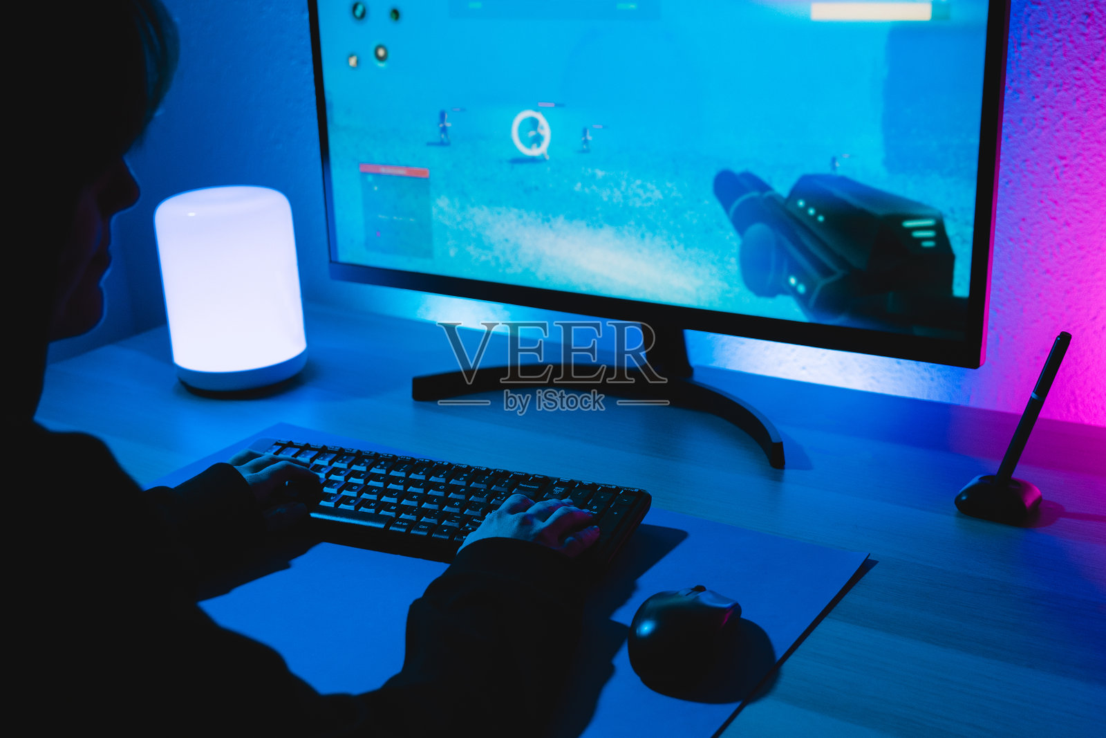 女孩玩射击在线视频游戏-技术趋势概念-主要关注右手照片摄影图片