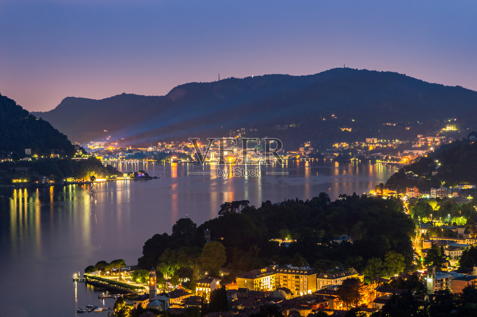 科莫湖上的全景。照片摄影图片