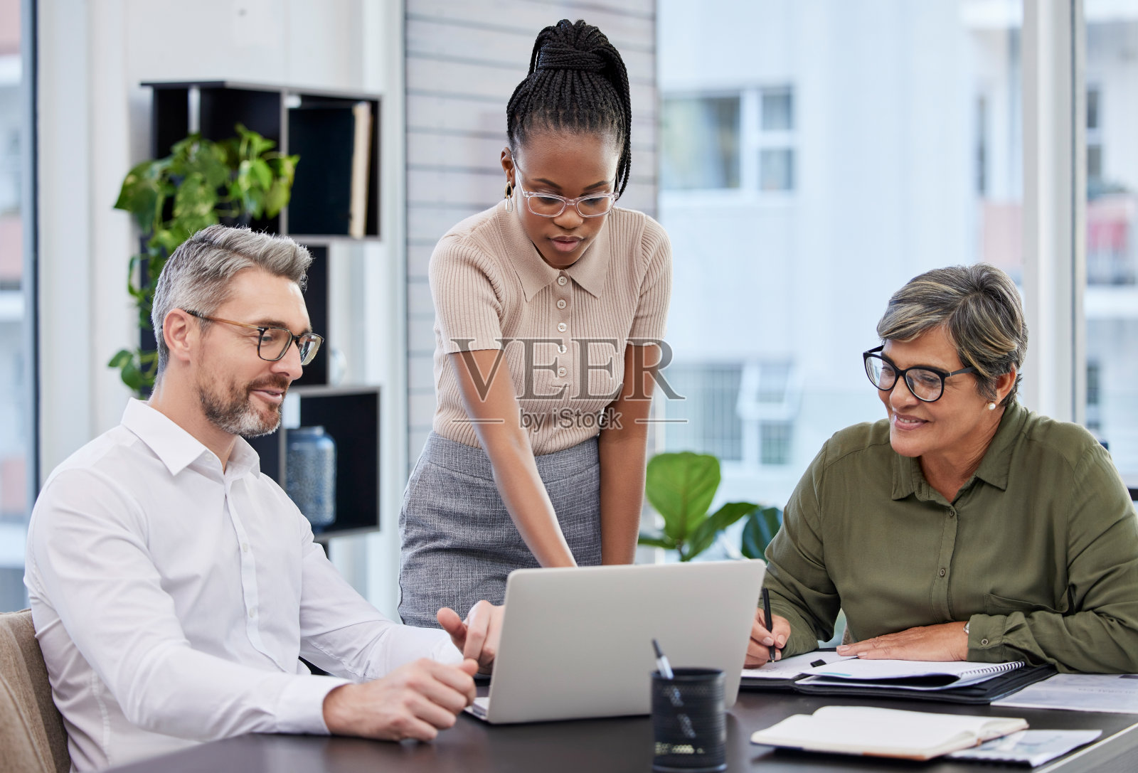一个年轻的女商人在她的办公室里做演讲照片摄影图片