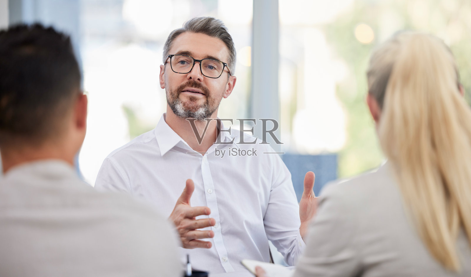 一个商人和他的员工开会照片摄影图片