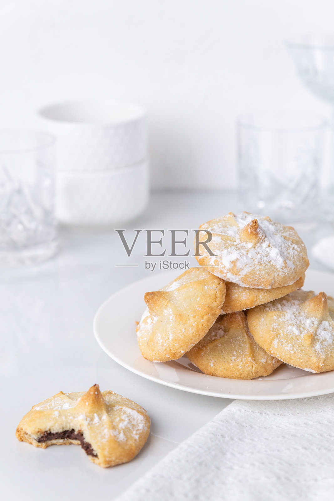 白色厨房里的巧克力酥饼照片摄影图片