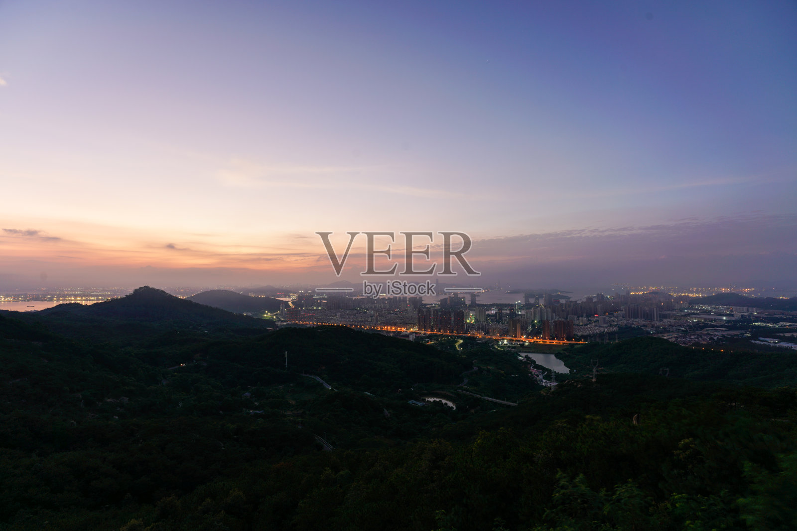 城市的天际线和清晨的大自然照片摄影图片