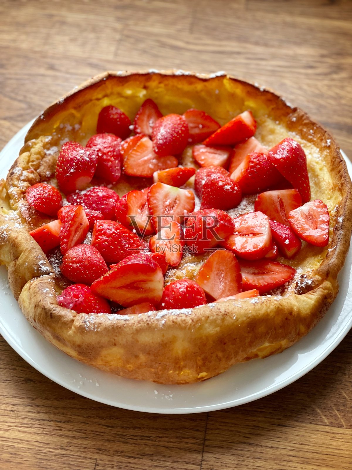 自制荷兰婴儿煎饼或德国煎饼照片摄影图片