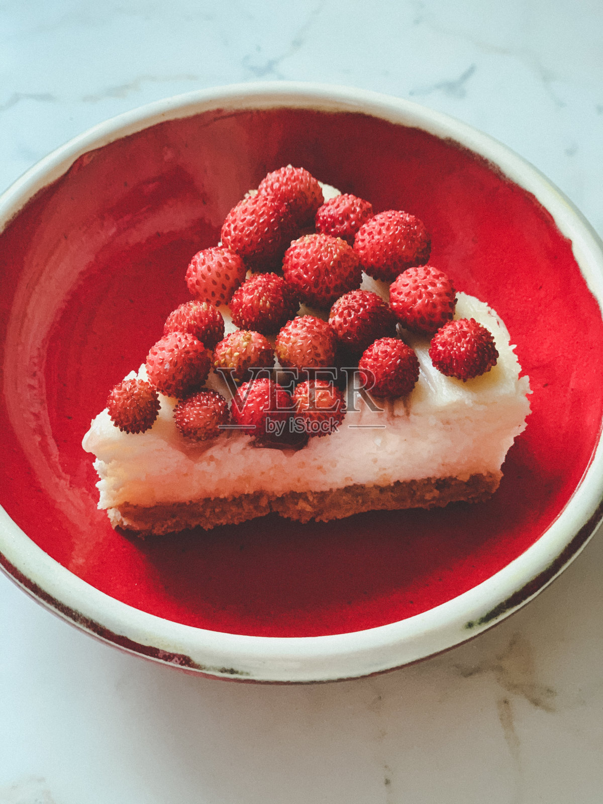 纽约芝士蛋糕配野草莓照片摄影图片