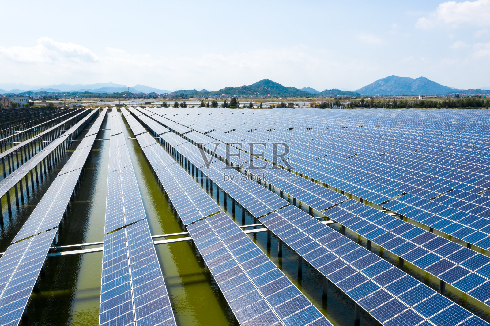 成排的太阳能光伏发电站照片摄影图片