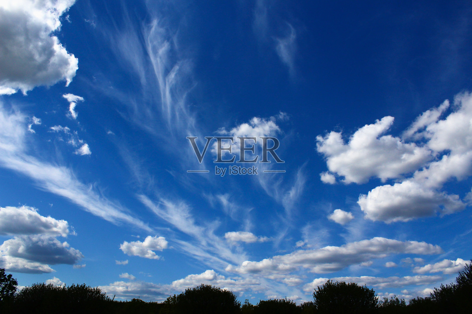 蓝天和美丽的白云。照片摄影图片