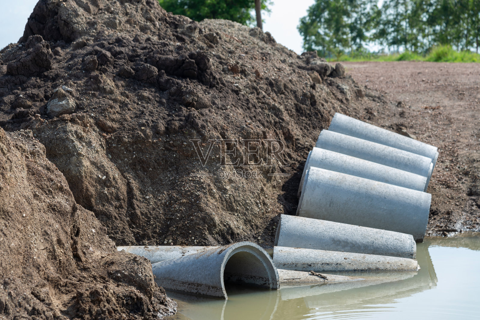 施工现场的混凝土排水管照片摄影图片