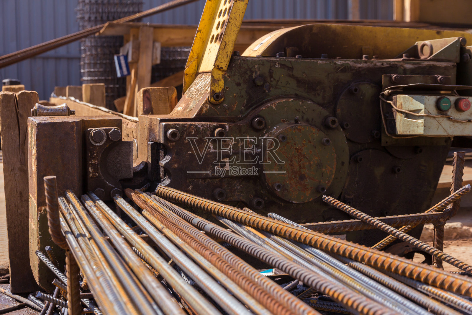 钢筋切断机。建筑工地金属加工设备。混凝土用钢筋的准备。金属切削照片摄影图片