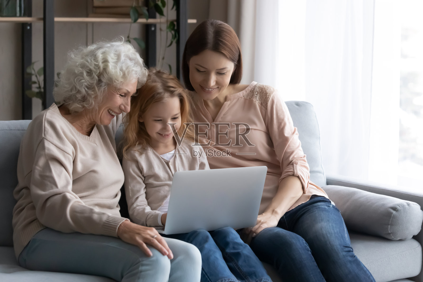 幸福的三代女性一起使用笔记本电脑照片摄影图片