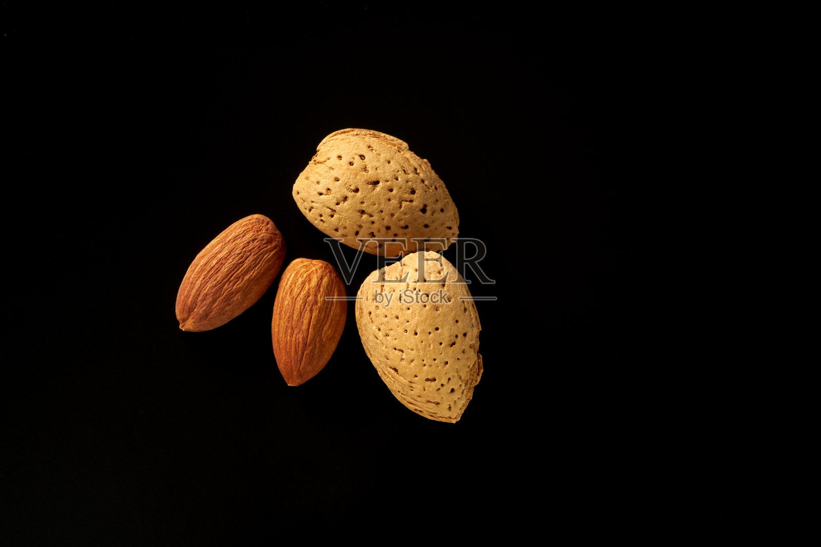 黑色背景上的杏仁照片摄影图片