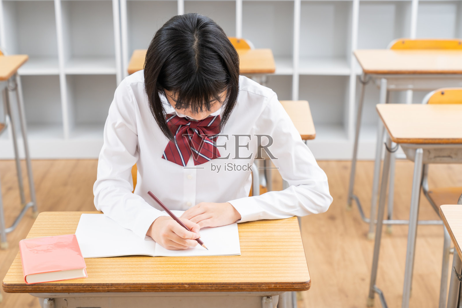 亚洲女学生在教室里学习，穿着校服，照片摄影图片