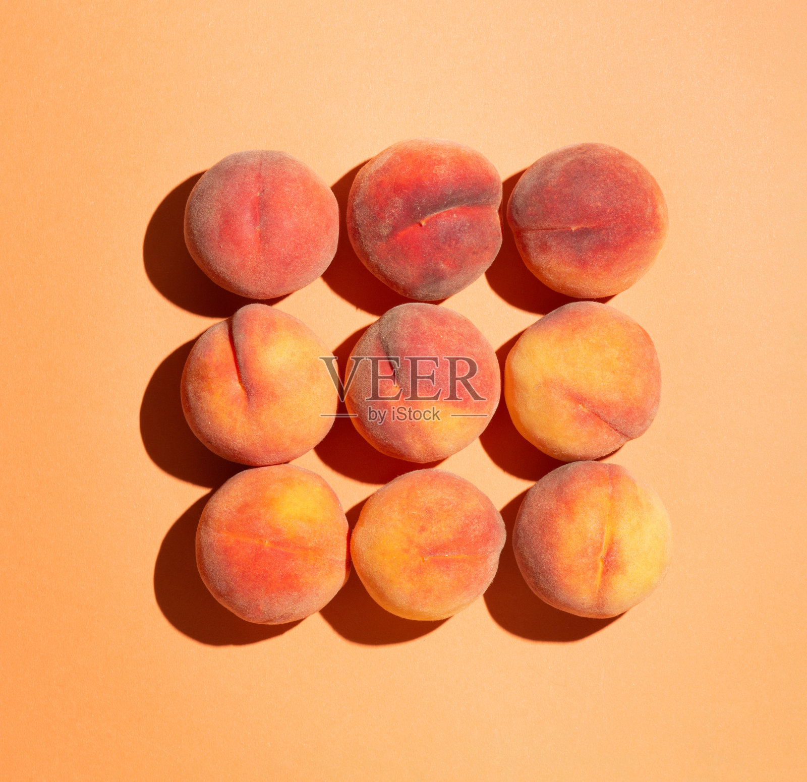 鲜嫩的桃子在柔和的背景上照片摄影图片