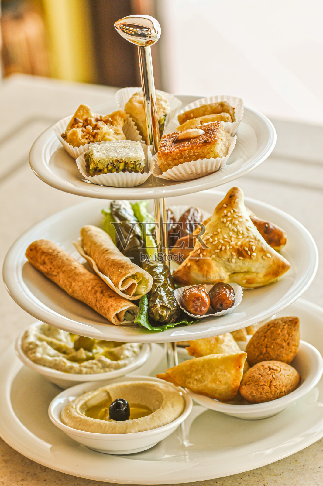 餐厅供应的阿拉伯餐盘照片摄影图片