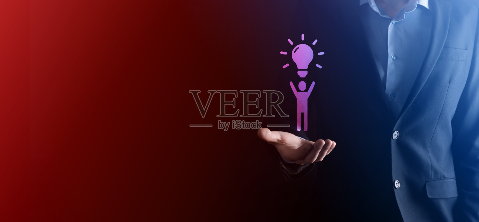 商人用灯泡把持男人的图标，用创新的技术和创造力来构思新的想法。闪光灯泡的概念创意。照片摄影图片