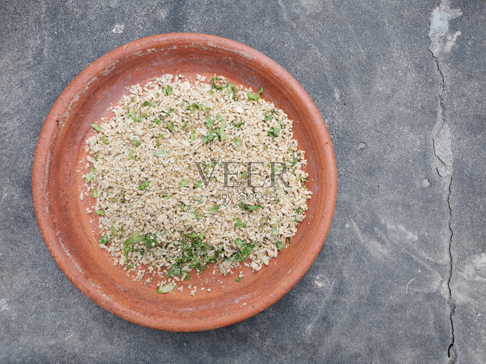 在托盘里喂鸡照片摄影图片