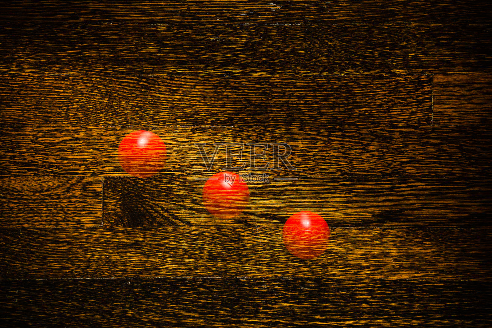 硬木地板上有红色的球和闪光灯照片摄影图片