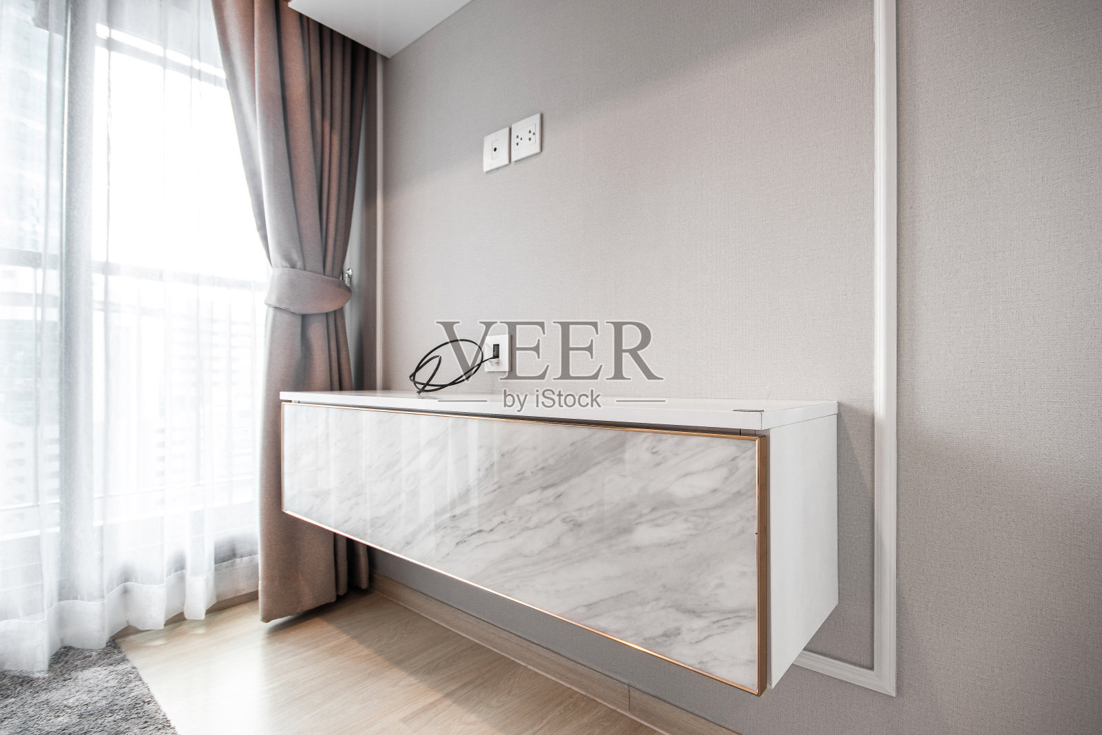 室内白色黄金橱柜的特写照片摄影图片