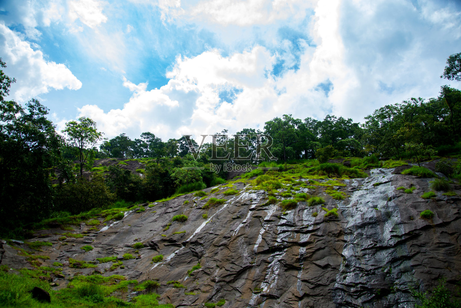 多云天空下美丽的热带雨林山照片摄影图片